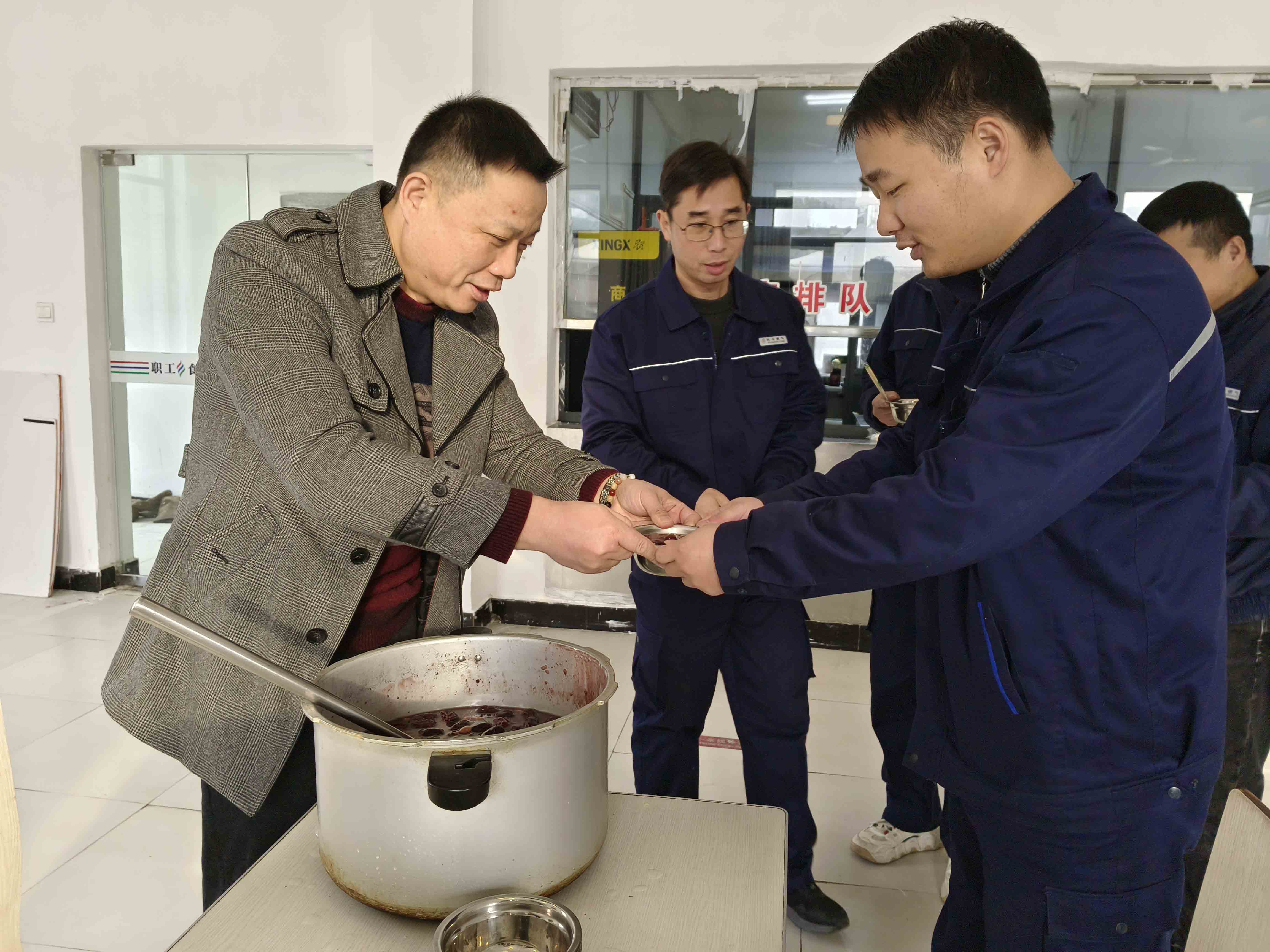 “燃”情腊八 “粥”到暖心