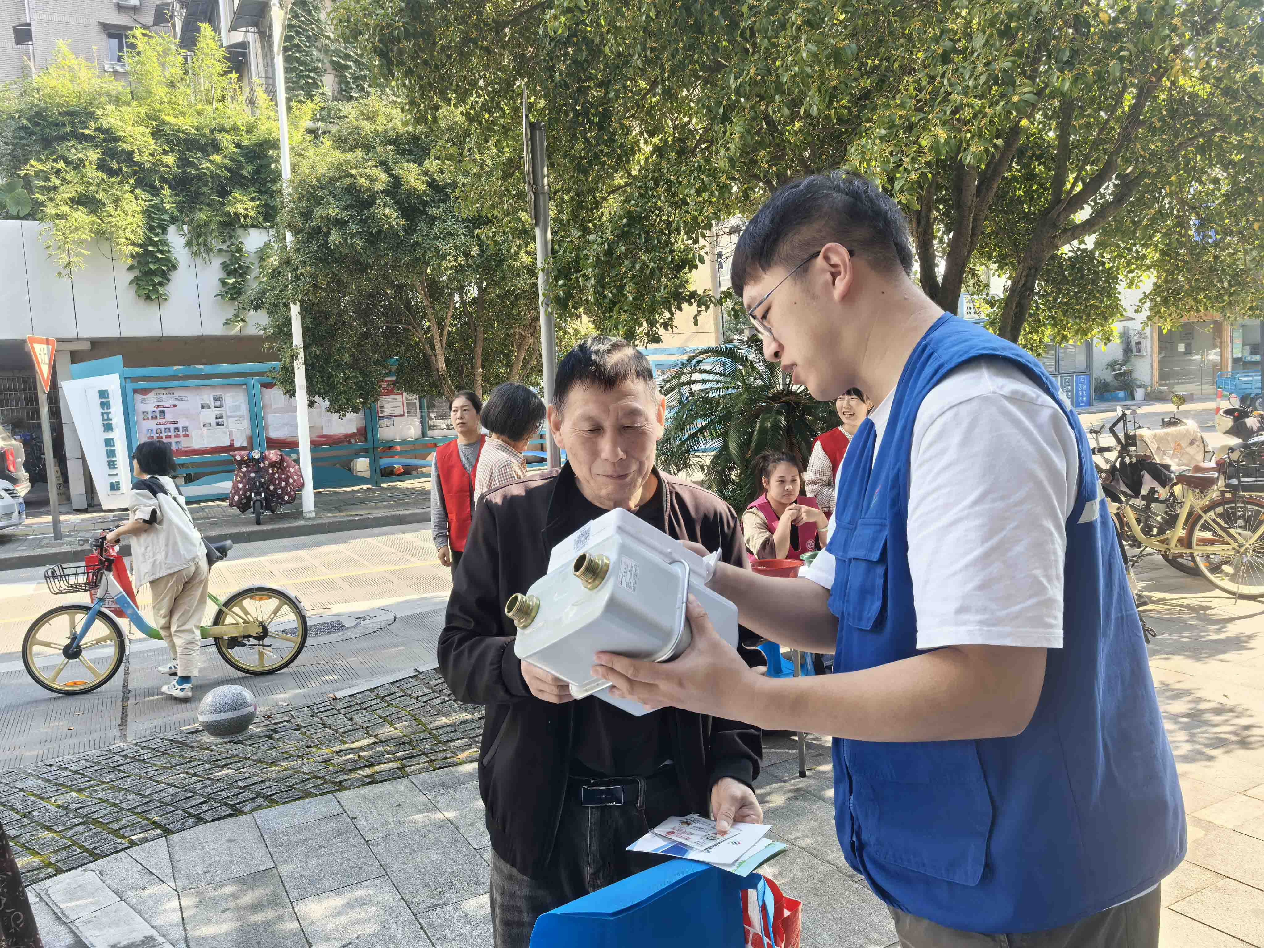 三社联动迎重阳   燃气服务暖民心